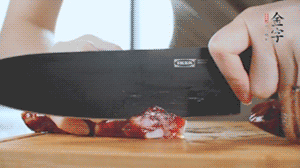 食材統(tǒng)統(tǒng)切成片，待用。