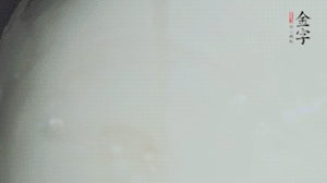 將浸泡了30分鐘的米放入電飯煲中，在水中加入半勺油。