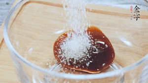 合上蓋子，啟動電源煮飯。期間混合好調(diào)味汁。