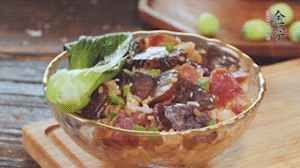 期間用開水燙熟青菜，煎好荷包蛋~ （懶人可忽略此步）