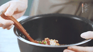 揭開鍋蓋，放上青菜，荷包蛋，就可以吃了。