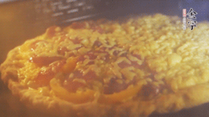 準備好披薩餅皮，烤盤刷油后入烤箱預熱10分鐘，放上面餅后180度烤10分鐘。（現(xiàn)成買的披薩皮，就忽略此步驟）