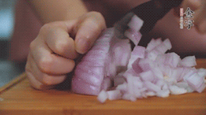 2.半個青椒、半個黃椒切圈、一個洋蔥切丁、三個白蘑菇切片備用。