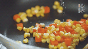 胡蘿卜、玉米洗凈后，處理成粒，加鹽簡單炒制。
