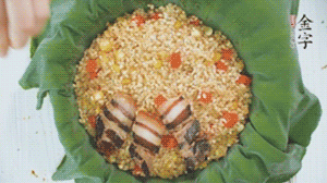 擺上金字醬肉，妥帖包裹好上鍋蒸。