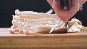 海鮮菇、蟹味菇去掉根部，洗凈。