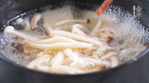 依次放火腿、豆腐，加水大火燒開，小火燉煮20分鐘，出鍋前撒上蔥花即可。