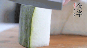 冬瓜去瓤去皮，切小塊。