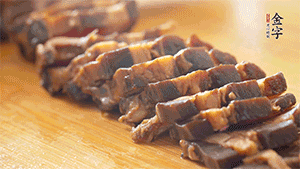 金字醬肉切片。