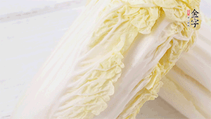 娃娃菜洗凈，對半切。