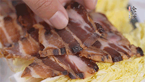 依次擺放娃娃菜和醬肉。