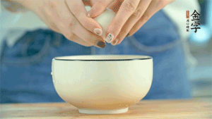 雞蛋液打散，可以加點(diǎn)鹽和黃酒，邊煎邊用筷子攪拌。