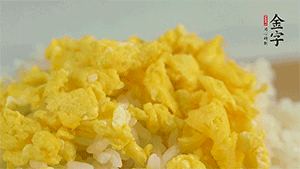 將雞蛋碎、西蘭花碎和放涼的米飯混合，用少許鹽、橄欖油調(diào)味。