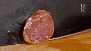 金字火腿肉香腸上鍋蒸15分鐘，切片備用。