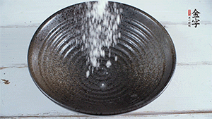 面粉加適量清水，攪拌成糊狀。