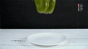 雞蛋打散，加青椒粒、蔥花攪拌。