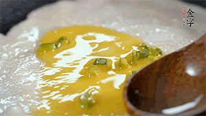 將雞蛋液鋪到面餅上，放上香腸。