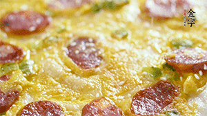 撒上一些芝麻，準(zhǔn)備一些番茄醬，一份早餐就做好了。