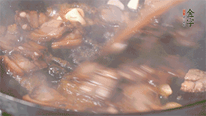 熱油下鍋，爆香蒜片。放入醬肉翻炒片刻后,下豌豆尖均勻翻炒。