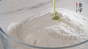 將艾草葉放入料理機中，加1倍的水打碎。和澄粉、糯米粉、少許油混合成面團。