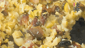 熱油起鍋，下醬肉丁炒香，再加入筍丁、適量水淀粉勾芡翻炒均勻。