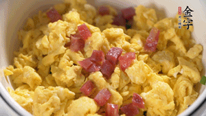 將香腸、韭菜、雞蛋攪拌均勻，可適當(dāng)加玉米油、十三香、味精調(diào)味。