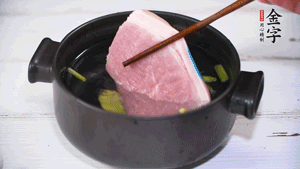 整塊豬肉，加蔥、姜片、料酒焯水。