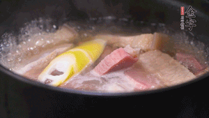 火肉、豬肉加料酒、清水大火煮開后，加入春筍小火慢燉40分鐘，出鍋前撒蔥花即可。