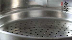 出鍋后，倒扣臘味，撒上蔥花即可。