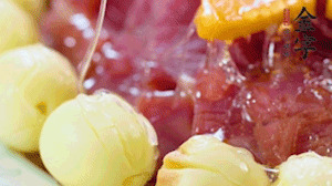 出鍋前10分鐘淋上蜂蜜，倒扣出來撒上桂花，擺上胡蘿卜裝飾即可。