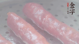 金字香腸上鍋，大火蒸5分鐘，切片備用。