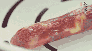 香腸蒸至半熟切片，筍切丁備用。