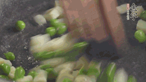 鍋中油7成熱時，入青豆、筍丁翻炒，然后加糯米飯加鹽均勻翻炒。