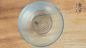 取一個碗，香菇倒放，香腸片圍繞鋪成圓形，加炒好的米飯壓實。