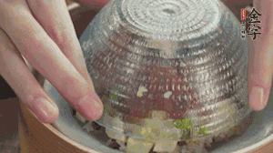 碗倒扣到盤中，擺上焯水后的熟蝦仁即可。