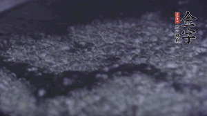 小青菜洗凈后，鍋中水燒開(kāi)，放點(diǎn)鹽和滴幾滴油后燙熟。