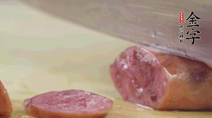 拿出香腸和臘肉，切成片后重新鋪入。