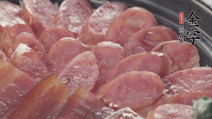 沿著米飯邊淋一圈玉米油，擺上小青菜，淋上醬油和湯調(diào)成的醬汁，撒上辣椒粒、香蔥末即可。