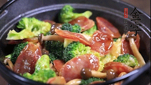 出鍋前加少許鹽、水淀粉即可。