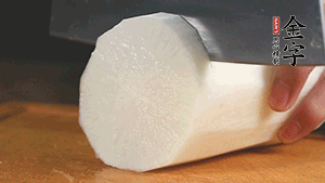 白蘿卜去皮切塊，豆芽洗凈。