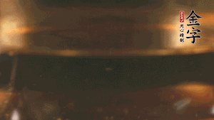 冷水下鍋，加入牛仔骨、姜片焯水備用。