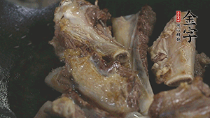 加入白蘿卜、料酒、水、火腿煮40分鐘。