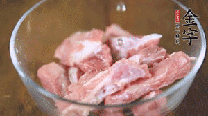 切成小段的排骨洗凈后，加姜片焯水3分鐘。