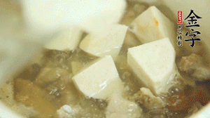 加入適量清水、黃酒燉開(kāi)后，小火煮1小時(shí)即可。