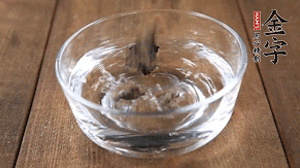 黑木耳泡發(fā)備用。