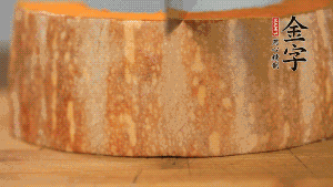 南瓜去皮洗凈后，切成規(guī)則的長(zhǎng)方形。