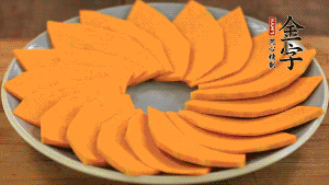 秋葵、南瓜交叉擺在盤中，然后香腸片置于上面，擺成花環(huán)狀。