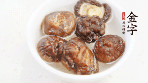 鍋加熱至7成，放蘿卜絲煸炒，加3粒冰糖翻炒至透明，盛出備用。