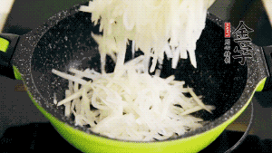 鍋加油至5成熱，放香腸粒、臘肉粒翻炒，等脂肪變透明后，加香菇、瑤柱、蝦米，放適量冰糖、胡椒粉、鹽炒至香味溢出。