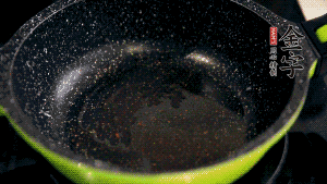 盆中放入炒好的蘿卜絲、香腸等食材，加粘米粉、澄粉，一邊倒香菇水，一遍攪拌成稀糊狀。（加入少量的澄粉可以讓蘿卜糕質(zhì)地柔軟又充滿彈性，而且還可以增加成品的透明感。 ）